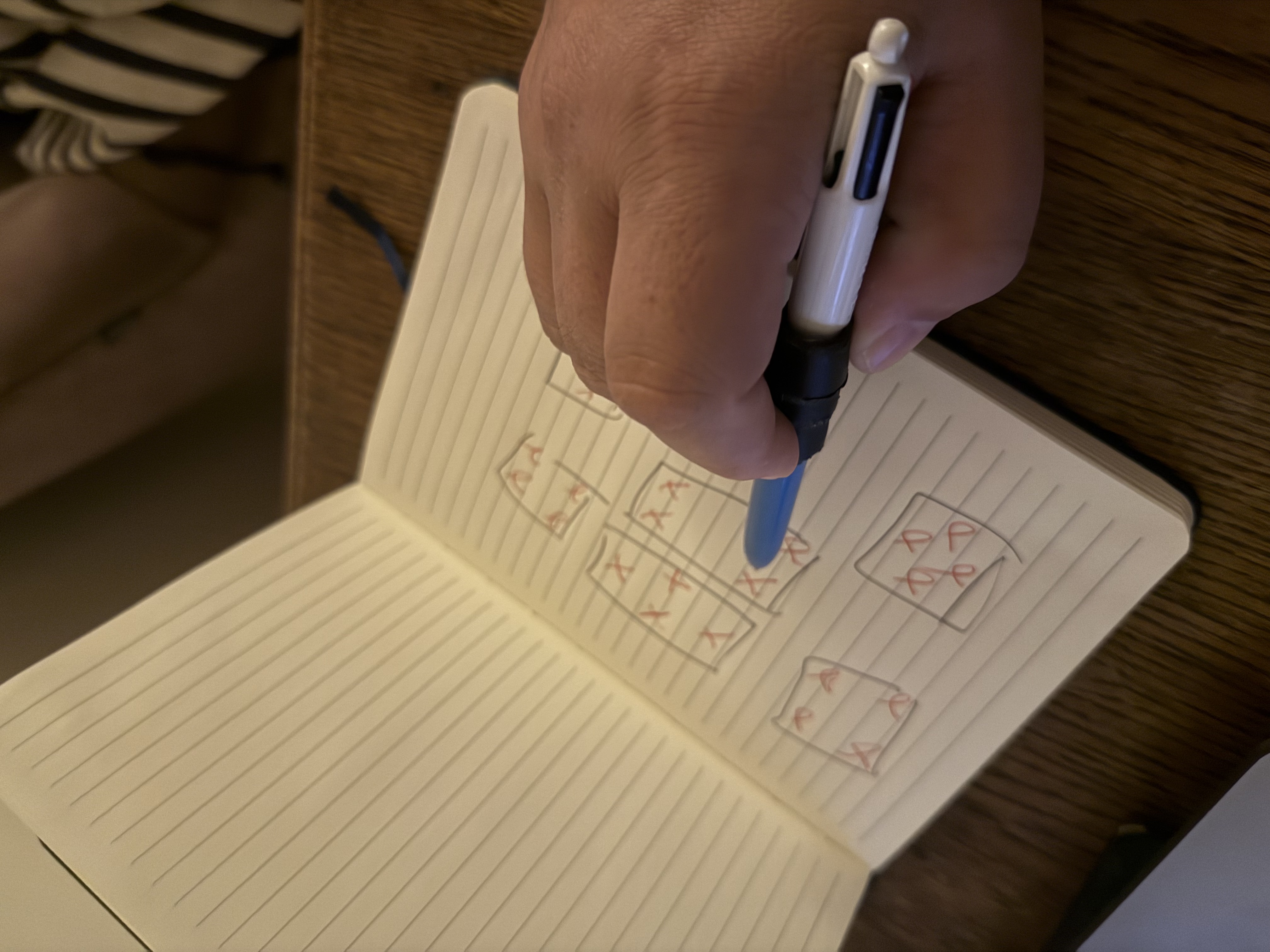 Premières intentions d’un projet lumière dessinées à la main dans un cahier